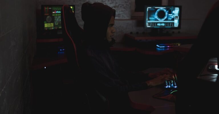 Analista criando boxplot em software estatístico com foco em tela iluminada naturalmente