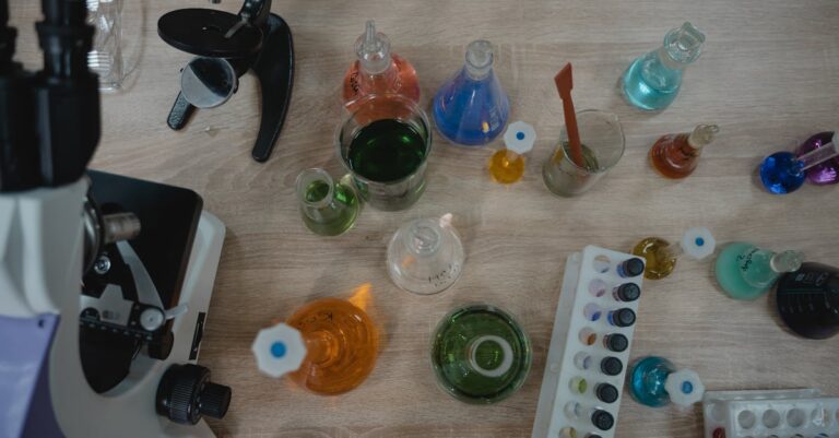 Pesquisador examinando diagrama de framework de métodos mistos em laptop com foco sério e fundo minimalista