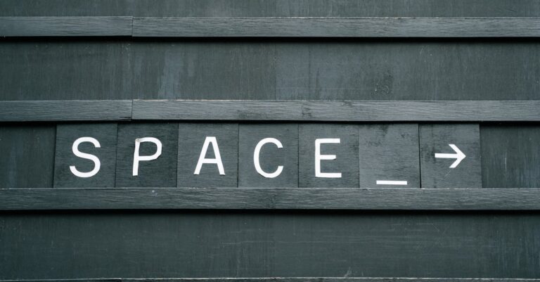 Pesquisador digitando prompt preciso em laptop com notas acadêmicas ao fundo