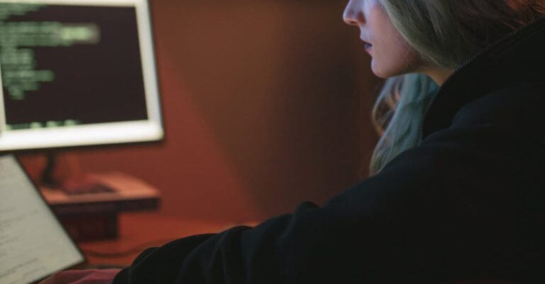 Cientista inserindo dados em software estatístico no laptop com tela de análise visível