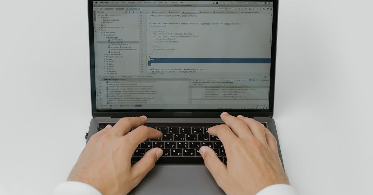 Pesquisador profissional analisando e codificando dados textuais em laptop com iluminação natural e fundo limpo