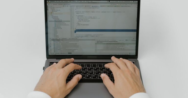 Programador digitando código em editor de R ou SPSS focado em tela com dados estatísticos, fundo minimalista