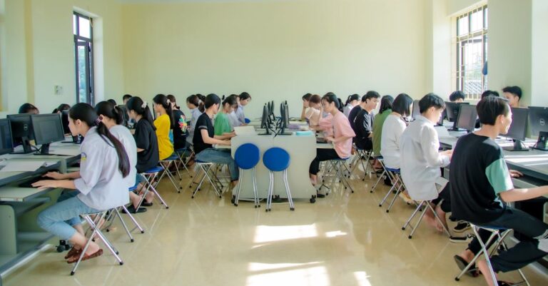 Acadêmico convidando colaborador via interface digital em tela de computador