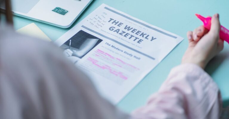 Pesquisador analisando artigo científico em mesa clara com expressão de realização profissional