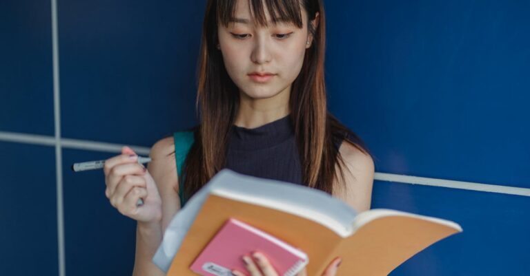 Mulher lendo caderno de anotações com concentração em ambiente de escritório iluminado naturalmente
