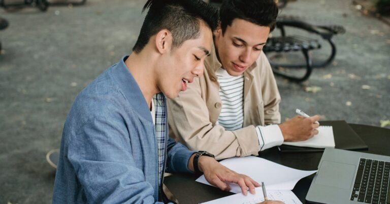 Grupo de pesquisadores simulando banca em discussão focada.