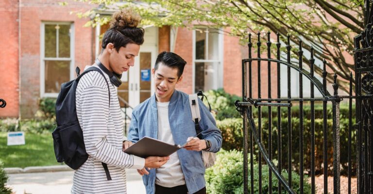 Profissionais acadêmicos discutindo revisão de documento em ambiente clean e iluminado naturalmente