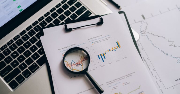 Estudante universitária analisando dados em laptop com foco intenso e fundo limpo