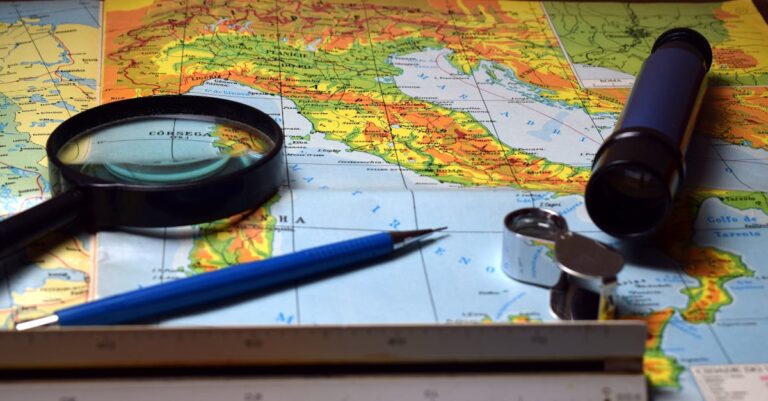 Pesquisador mapeando passos de pesquisa em diagrama em mesa organizada com caneta e papel