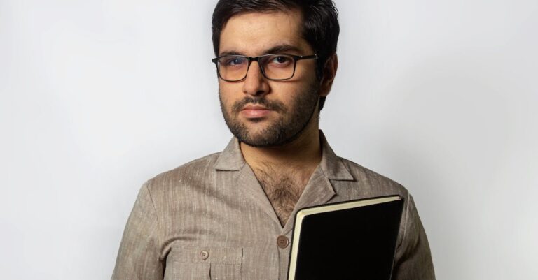 Orientador e pesquisador discutindo notas em caderno em ambiente acadêmico minimalista