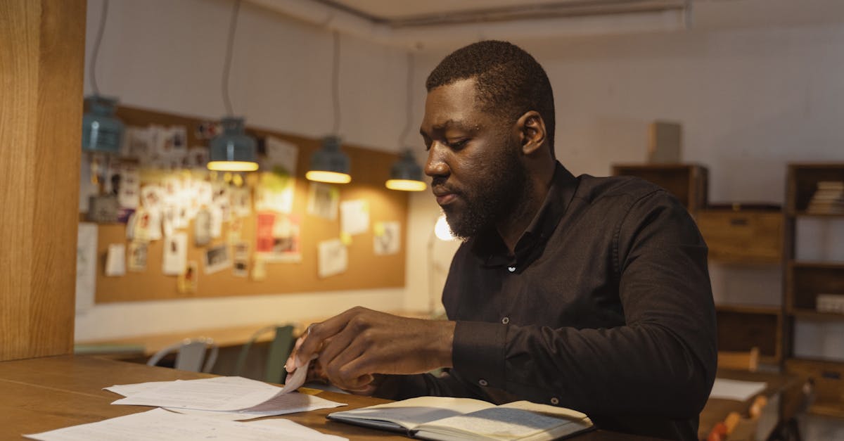 Pesquisadora focada organizando cronograma de tese em caderno com laptop e planner ao fundo, iluminação natural
