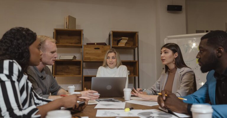 Pesquisadores em reunião discutindo métricas em ambiente profissional minimalista