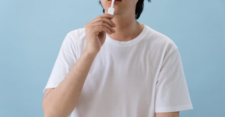 Analista verificando testes estatísticos em tela de computador minimalista