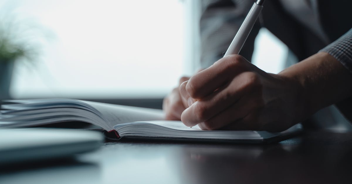 Pesquisador analisando e selecionando periódicos acadêmicos em uma mesa limpa com iluminação natural