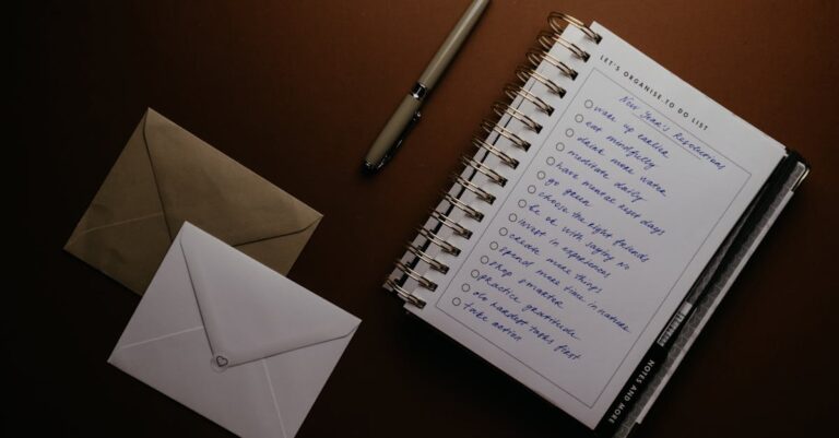 Pesquisador listando domínios temáticos em notebook sobre mesa limpa