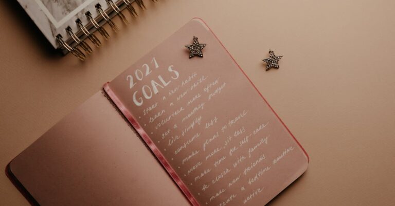 Pesquisador registrando contribuições em planilha no laptop com iluminação natural