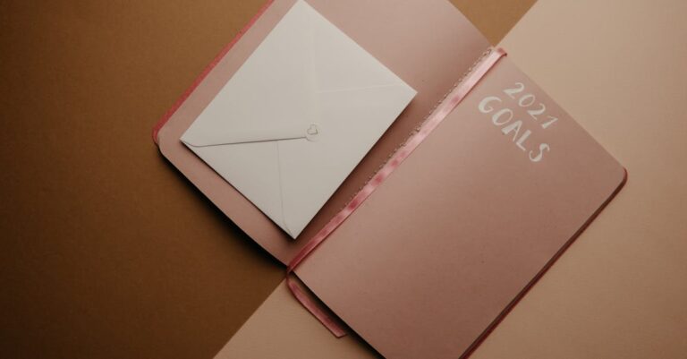 Mulher pesquisadora definindo objetivos SMART em notebook com luz natural suave