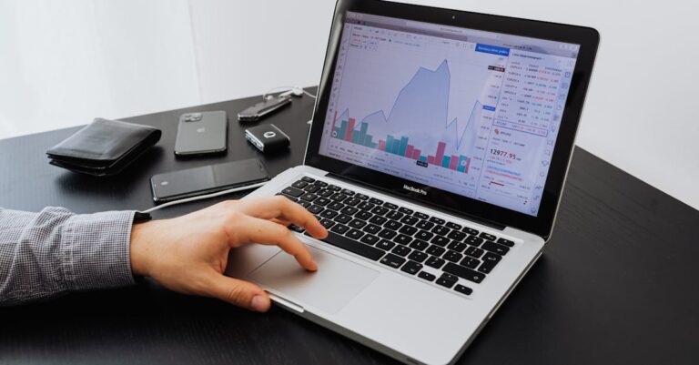 Mulher digitando em laptop executando cálculos estatísticos com tela de software visível