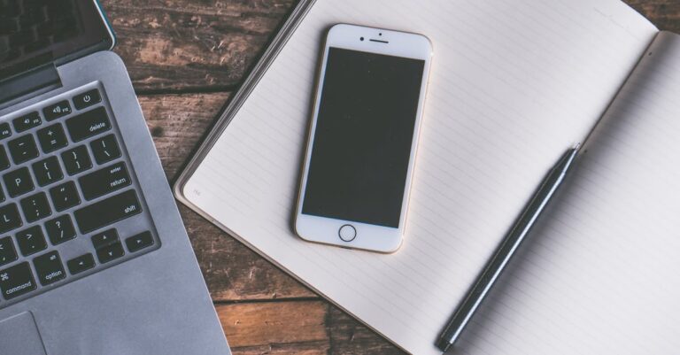 Close-up de página de referências bibliográficas com elementos formatados como autores, títulos e DOIs em papel claro.