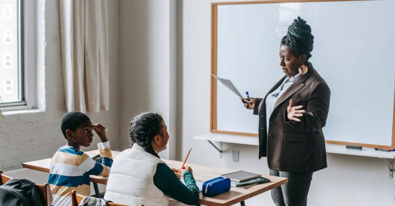 Profissionais acadêmicos discutindo oportunidades em ambiente de escritório minimalista