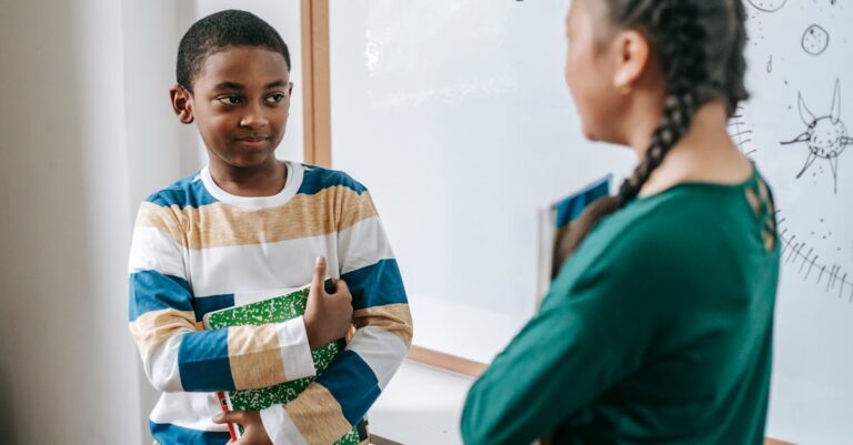 Pesquisadores discutindo perfil de projeto em reunião focada com iluminação natural