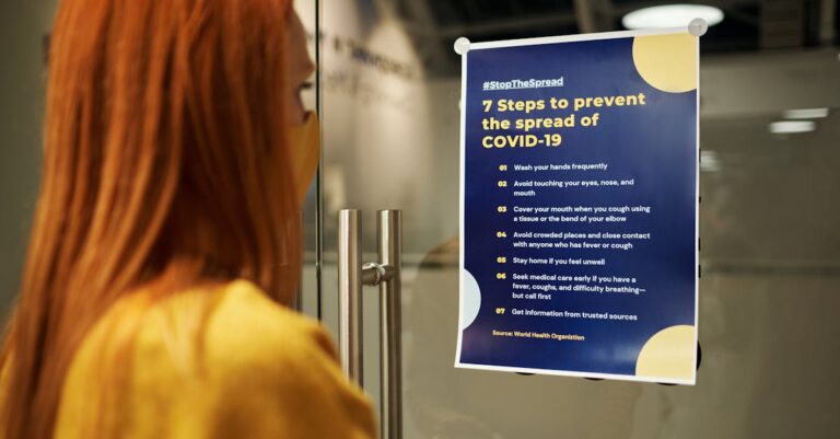 Pesquisador lendo documento de diretrizes com atenção em ambiente de escritório minimalista