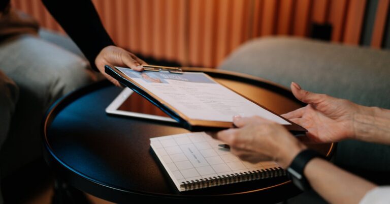 Pesquisadora submetendo aplicação digital em plataforma com expressão confiante e iluminação natural