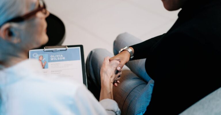 Pesquisadora analisando currículo em papel e tela com foco sério e fundo claro
