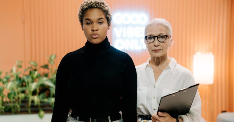 Pesquisador reunindo equipe colaborativa em mesa de reunião com notas e laptop