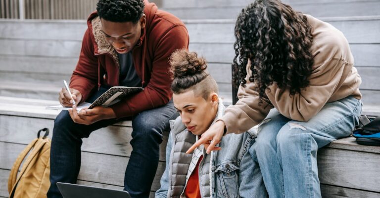 Pesquisadora anotando passos em caderno com laptop exibindo interface de IA em escritório minimalista