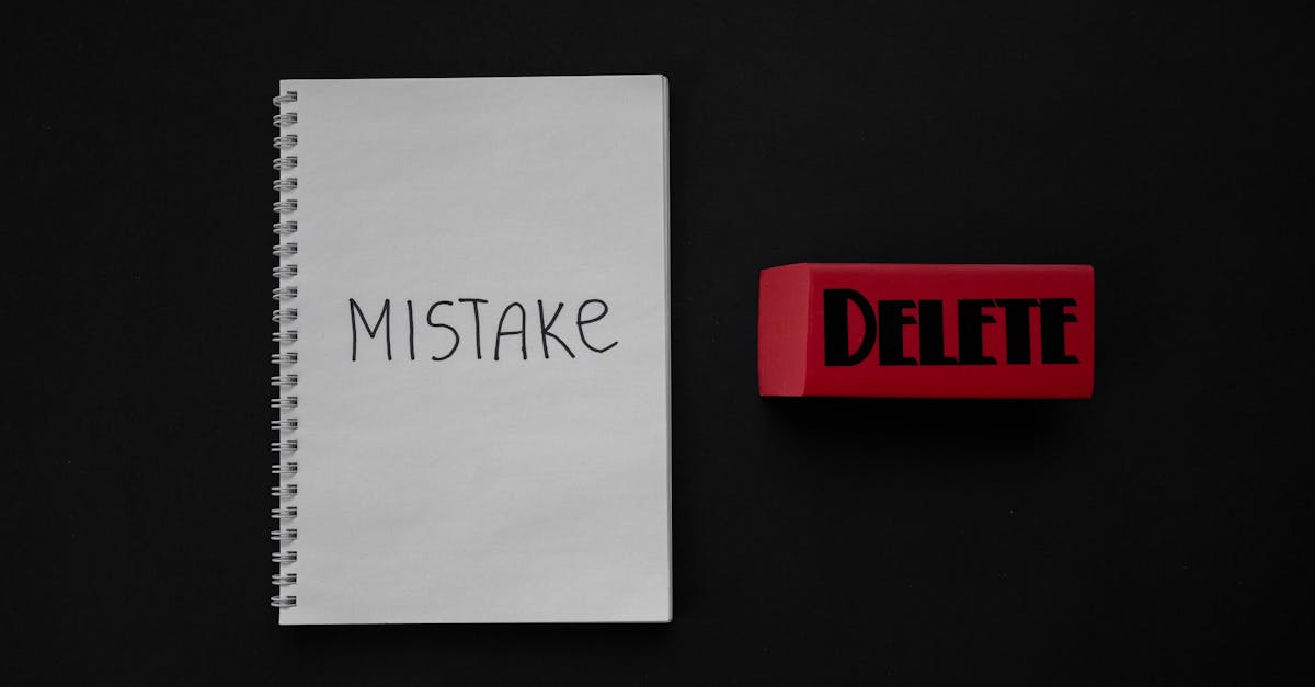 Pesquisador focado corrigindo erros em documento de referências bibliográficas sobre mesa limpa