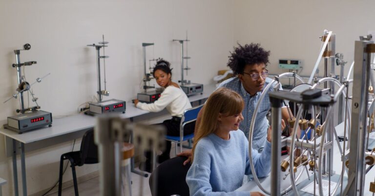 Pesquisador superando obstáculos acadêmicos, analisando documentos com determinação em ambiente iluminado naturalmente.