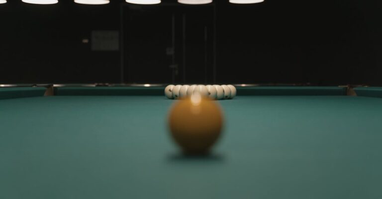 Pesquisador criando tabela de alinhamento em computador com detalhes visuais claros