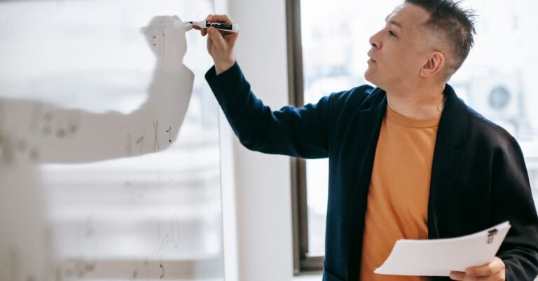 Profissional acadêmico em discussão reflexiva sobre credibilidade em ambiente claro e minimalista