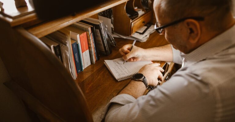 Acadêmica refletindo profundamente sobre anotações em laptop e caderno em ambiente de escritório clean