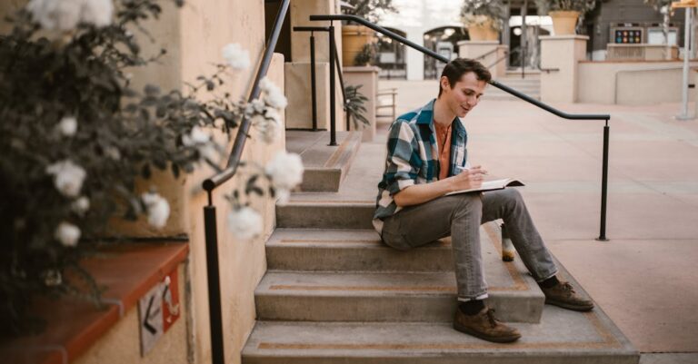 Mão marcando itens em checklist passo a passo em caderno aberto sobre mesa clean.