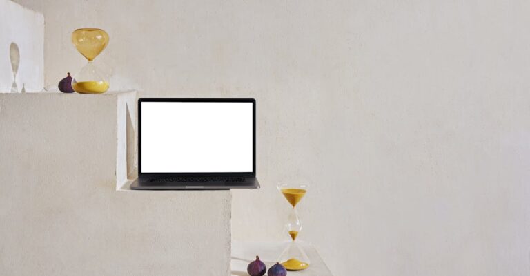 Mulher pesquisadora concentrada verificando timer enquanto digita no laptop