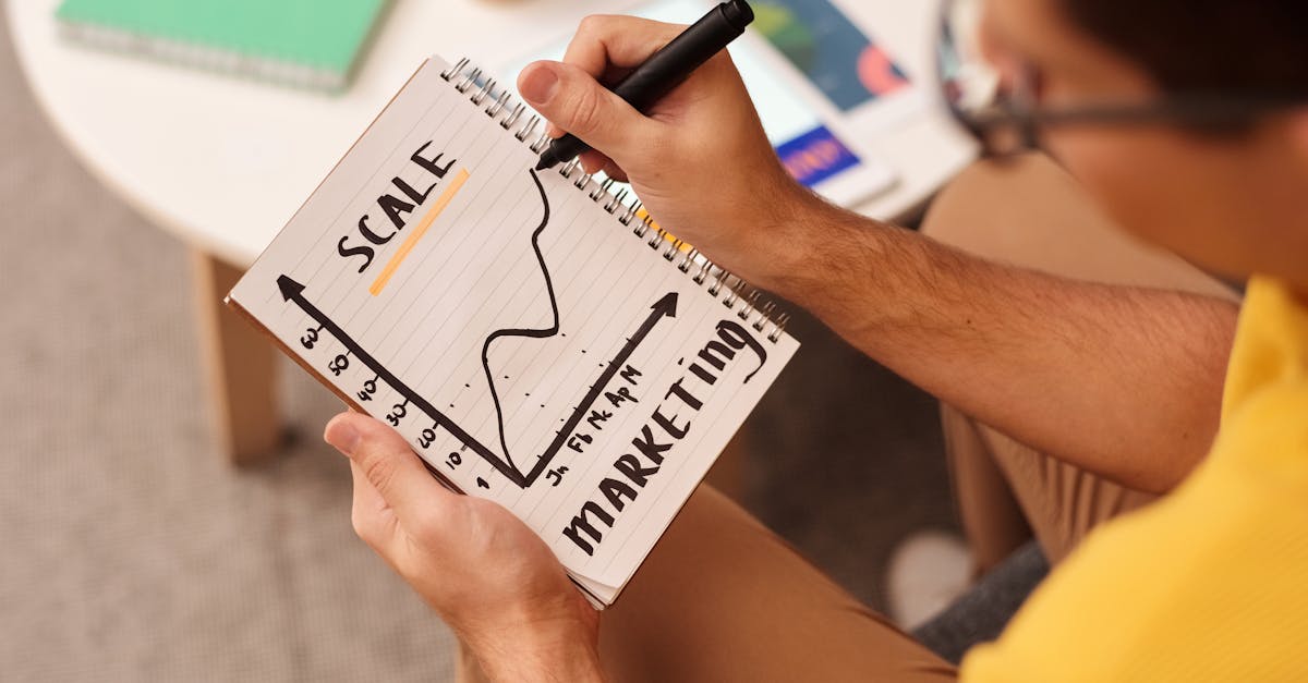 Pesquisadora com lâmpada de ideia sobre caderno de tese aberta em mesa clara