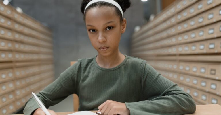 Mulher pesquisando bases de dados acadêmicas em laptop com foco e fundo limpo