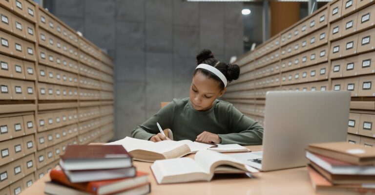 Pesquisador celebrando conquista acadêmica com documentos aprovados em mãos sob luz natural suave