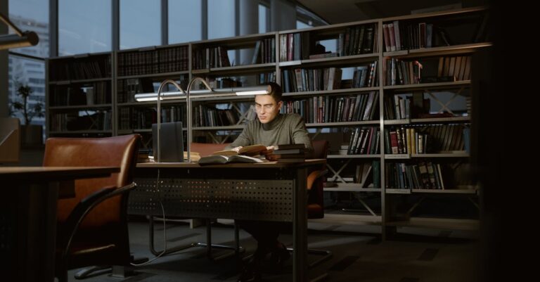 Pesquisador segurando pilha de revistas acadêmicas com expressão de conquista