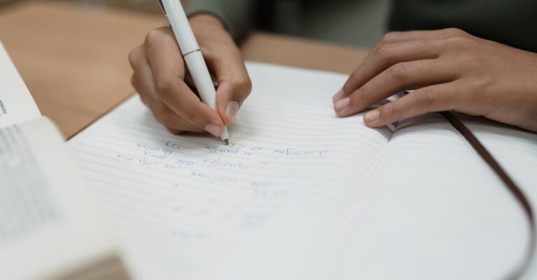 Pesquisador praticando anotações e preparação para apresentação em ambiente de escritório minimalista.