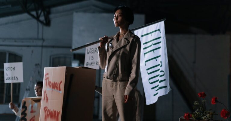 Pesquisador equilibrando forças e fraquezas em diagrama sobre mesa iluminada