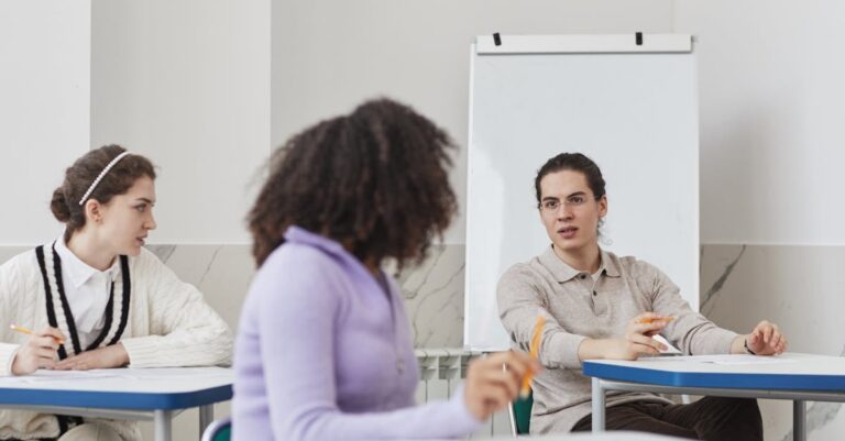 Grupo de pesquisadores discutindo ética em reunião profissional com fundo limpo e iluminação natural