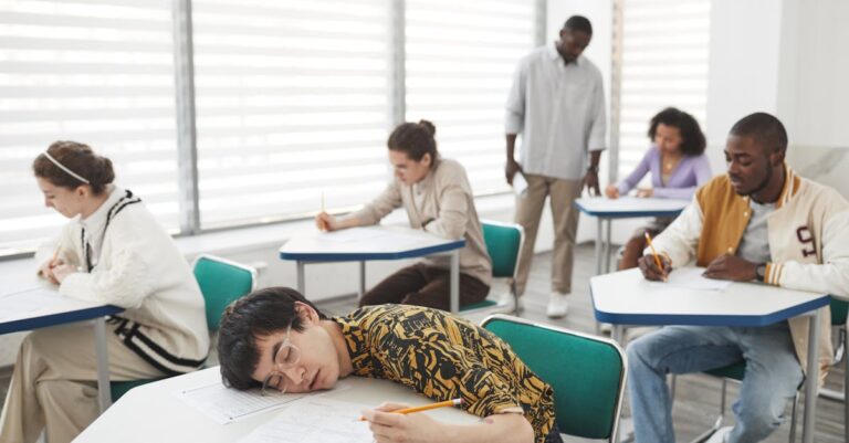 Pesquisador categorizando feedback em planilha Excel em setup minimalista.