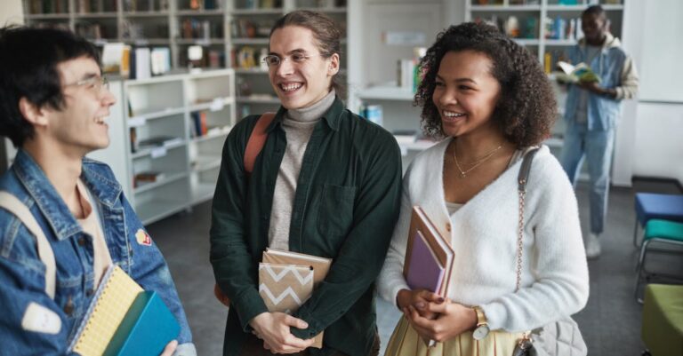 Estudante verificando checklist ético em documento em mesa minimalista