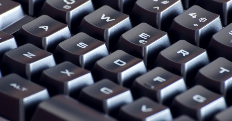 Estatístico inserindo parâmetros em software de análise de potência no computador