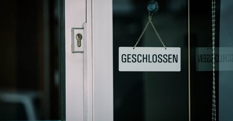 Acadêmico vinculando indicadores empíricos a dimensões em documento de pesquisa