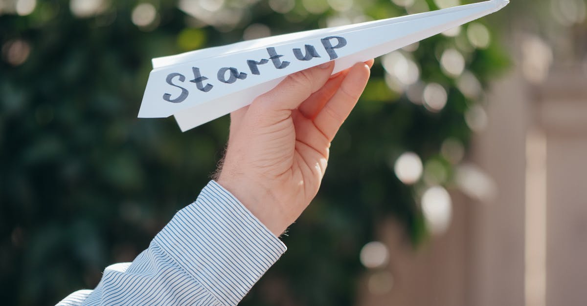 Pesquisador traçando um roadmap acadêmico com elementos de tese e artigos em fundo clean