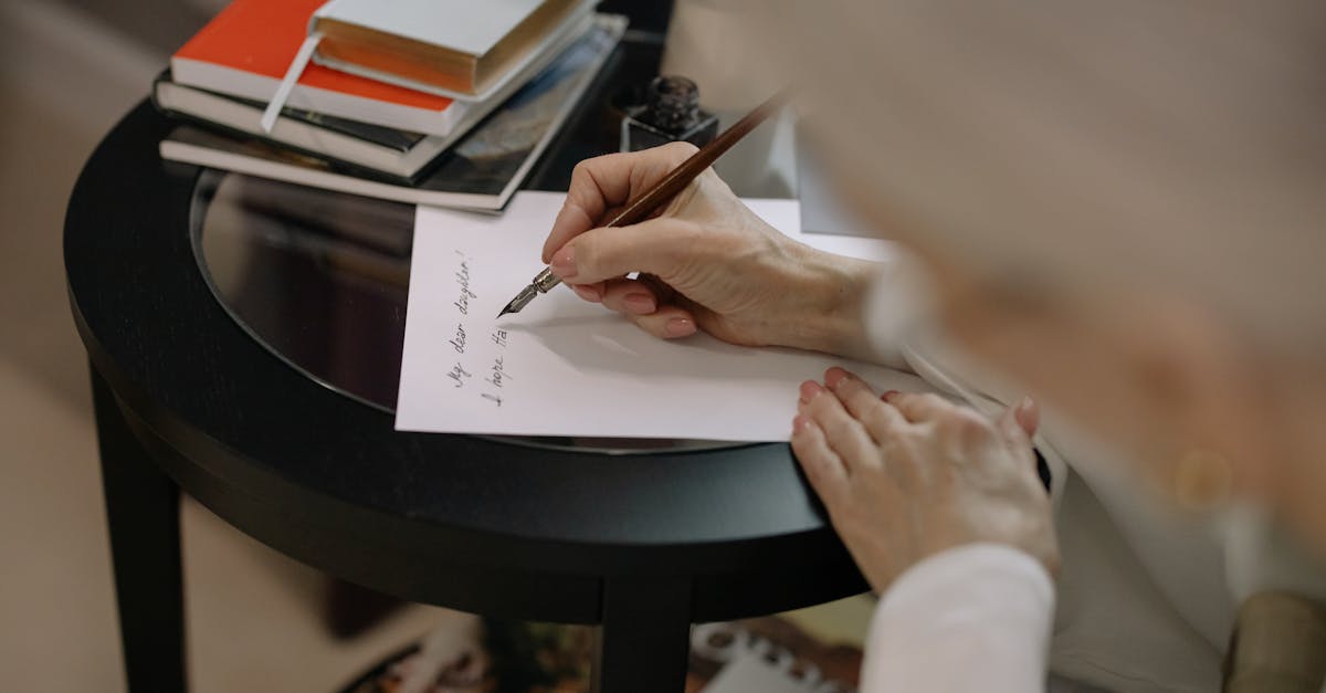 Pesquisadora concentrada escrevendo uma carta de motivação em notebook sobre mesa clara com iluminação natural